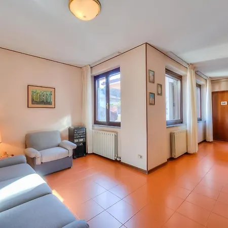 Laura's Cozy Apartment: With Balcony, Lift, Parking In Centre - Happy Apartamento
